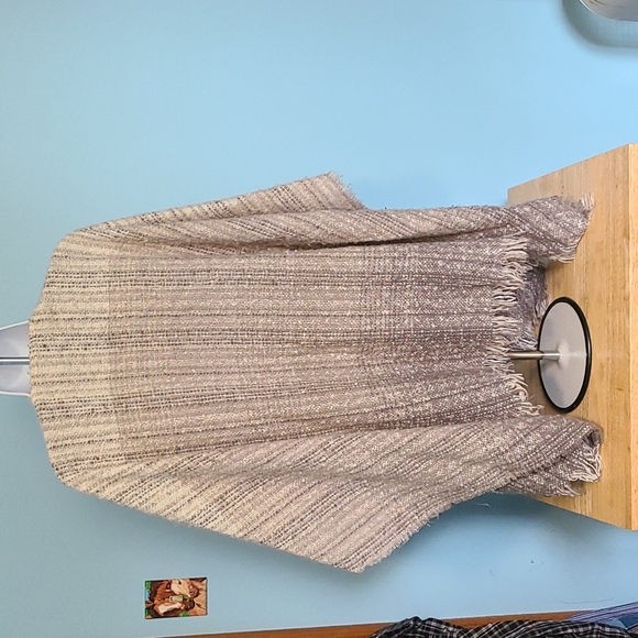 Very Stylish Shaw - Picture 2 of 4